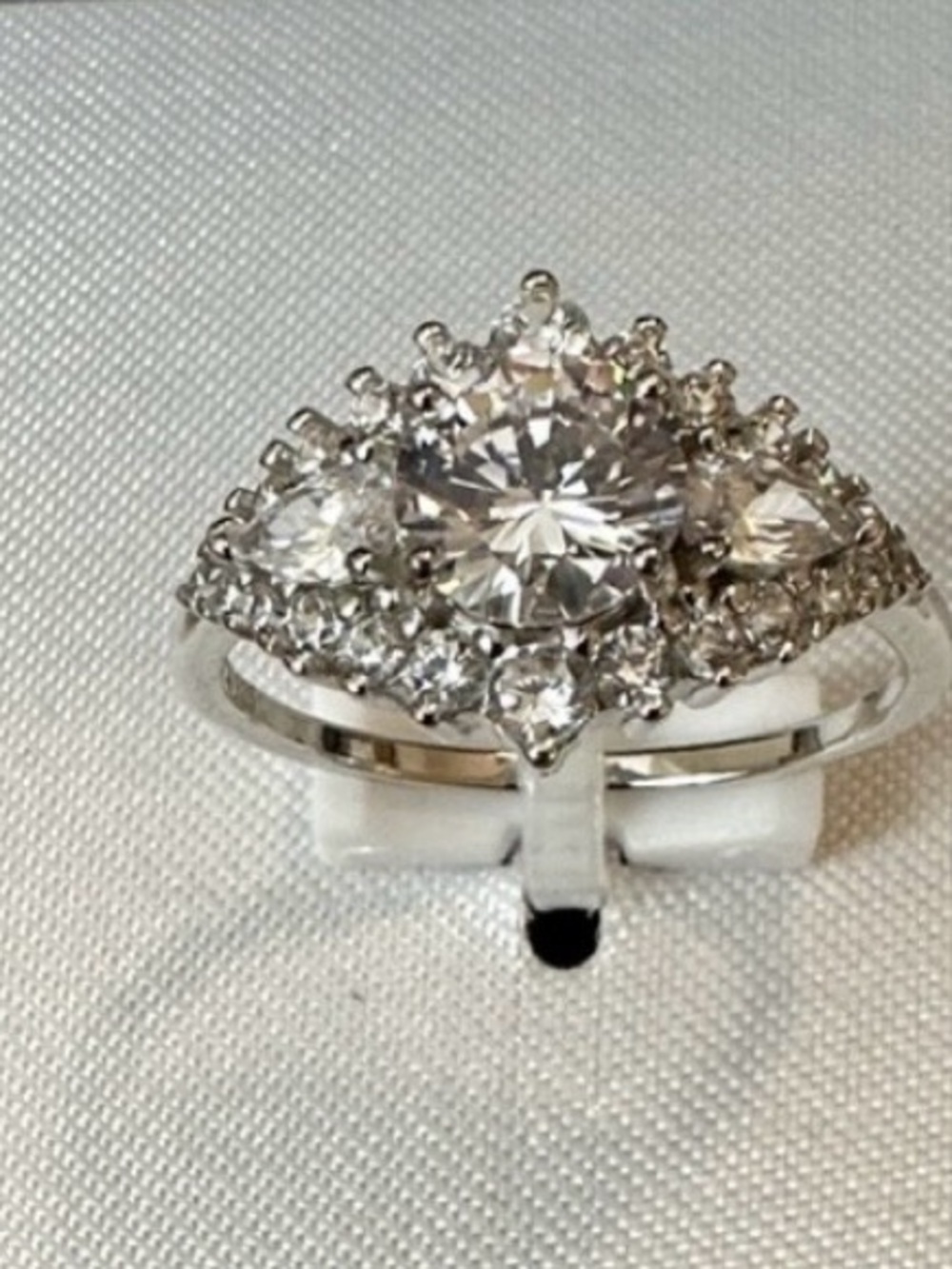 Stunning Sterling Silver Ring with Multiple Cubic Zirconia Stones Size 9